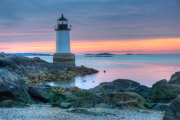 forte pickering farol salem massachusetts nascer do sol - lighthouse massachusetts beach coastline imagens e fotografias de stock