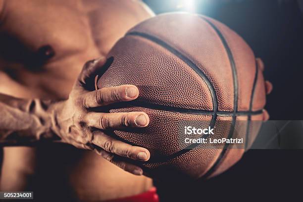 Basketballspieler Hält Den Ball Stockfoto und mehr Bilder von Anaerobes Training - Anaerobes Training, Basketball, Basketball-Spielball