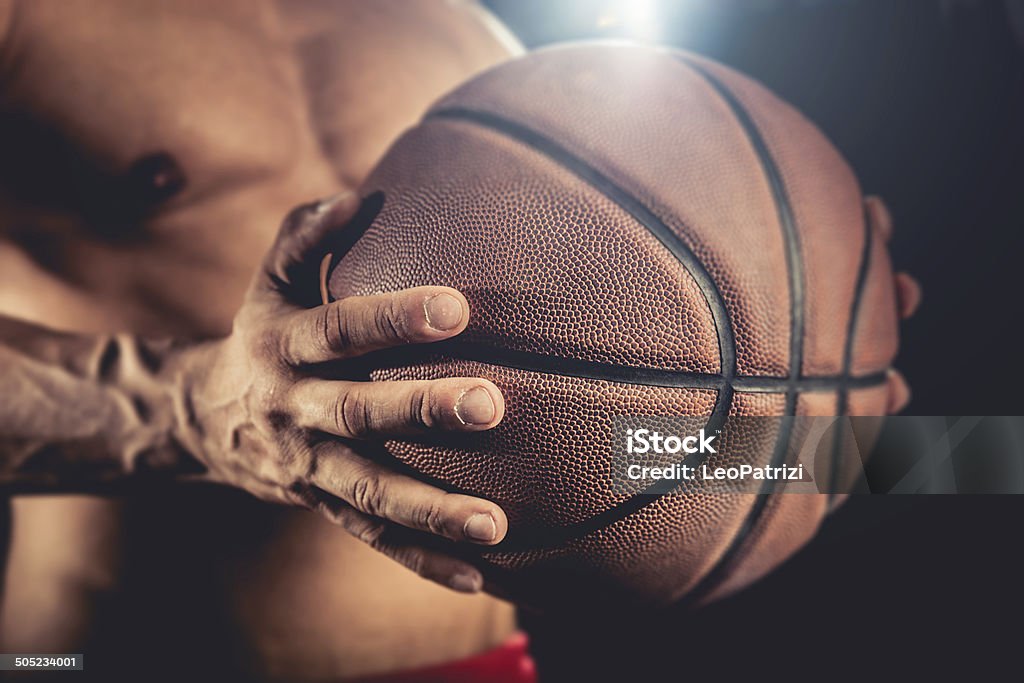 Koszykarz trzyma Piłka - Zbiór zdjęć royalty-free (30-39 lat)