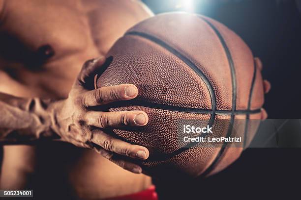 Koszykarz Trzyma Piłka - zdjęcia stockowe i więcej obrazów 30-39 lat - 30-39 lat, Czarne tło, Dobre samopoczucie