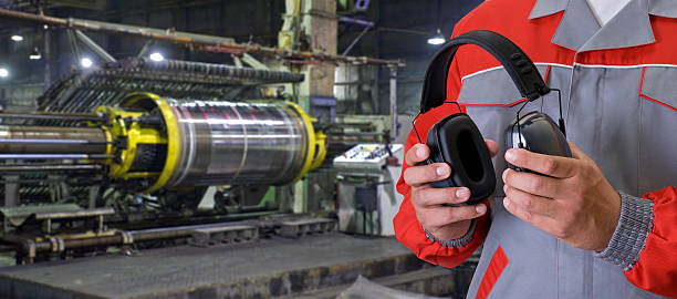 Trabajador con auriculares de protección - foto de stock