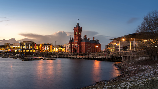 Pierhead edificio en bahía de Cardiff en Cardiff, Reino Unido (crepúsculo toma photo