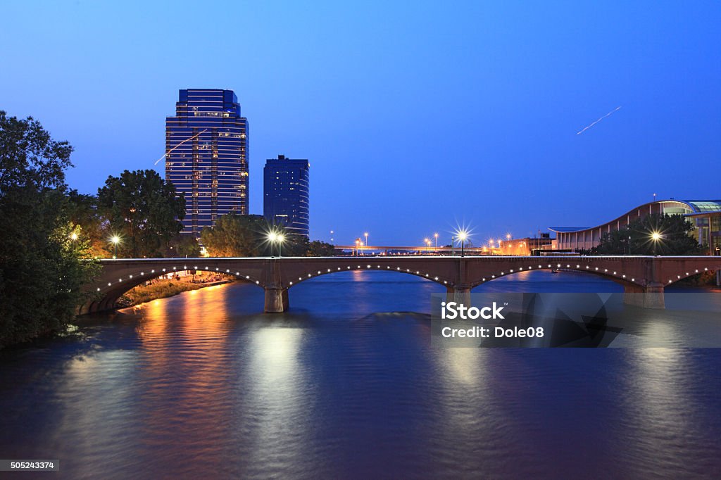 Grand Rapids Bridge - Foto stock royalty-free di Grand Rapids - Michigan