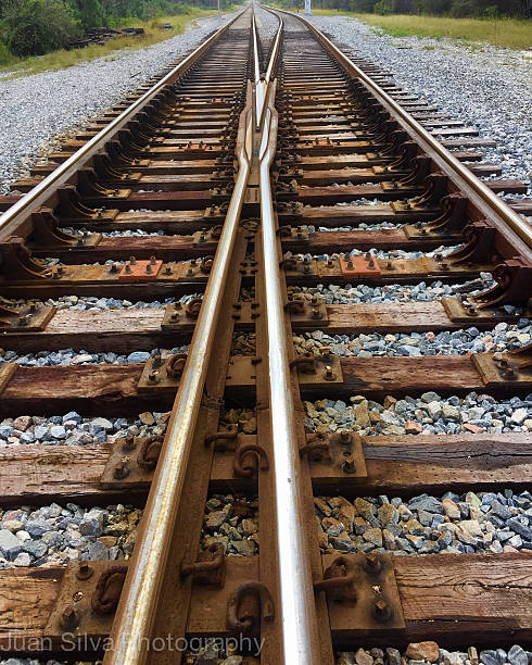 escolha de - railroad track uncertainty freight transportation choice - fotografias e filmes do acervo