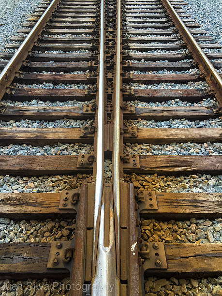 duas maneiras - railroad track uncertainty freight transportation choice - fotografias e filmes do acervo