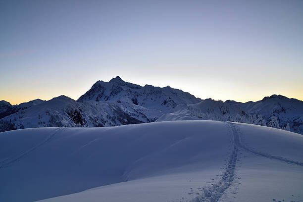 crepuscolo sul monte shuksan - cascade range mountain alpenglow winter foto e immagini stock