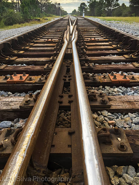 duas maneiras - railroad track uncertainty freight transportation choice - fotografias e filmes do acervo