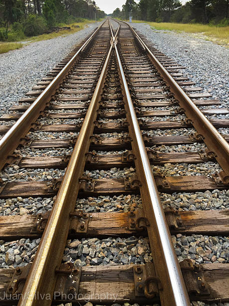 as opções - railroad track uncertainty freight transportation choice - fotografias e filmes do acervo