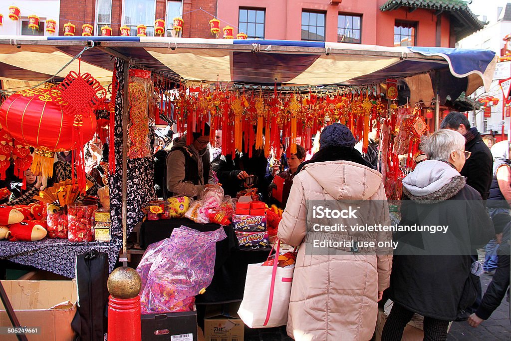 Persone guardando un mercato Cinese affollato a Birmingham, Londra - Foto stock royalty-free di Adulto