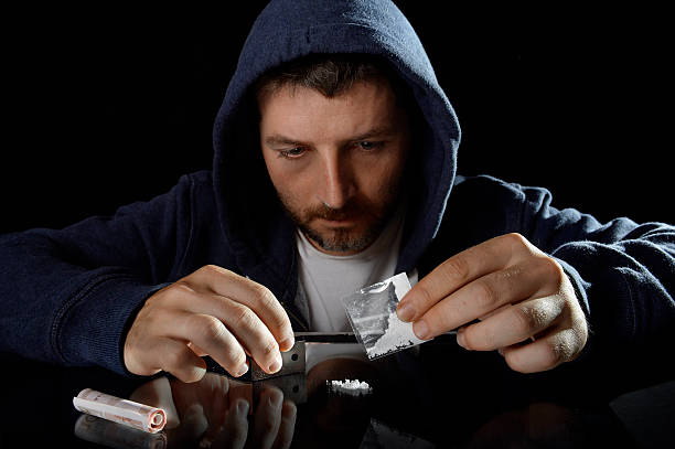 lek nałogowiec człowiek chrapać kokaina linie z walcowanych banknotów - cutting cocaine zdjęcia i obrazy z banku zdjęć