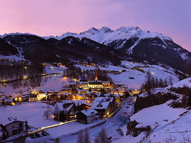 montanhas resort de esqui solden áustria ao pôr-do-sol - mountain austria street footpath - fotografias e filmes do acervo