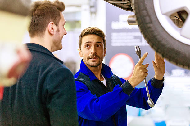 mecánico de coches hablar con coche - customer auto repair shop car mechanic fotografías e imágenes de stock