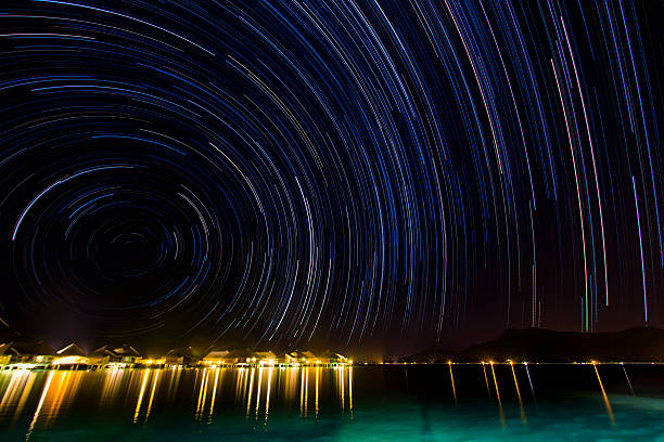 startrail en bora bora - star trail clear sky tranquil scene circle fotografías e imágenes de stock