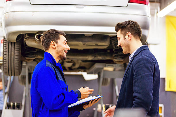 istock Auto Mechanic Talking With Car Owner 505263918