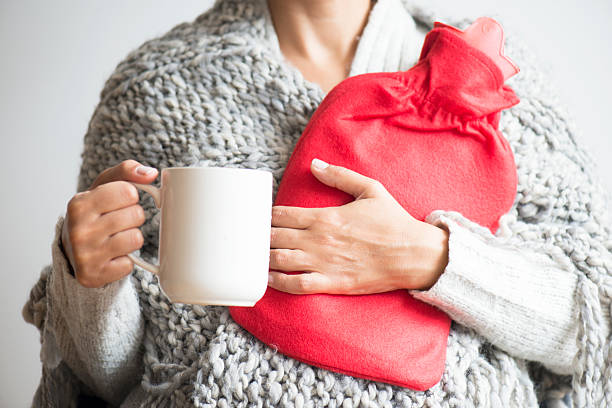 bolsa de água quente e xícara de chá - hot water bottle - fotografias e filmes do acervo