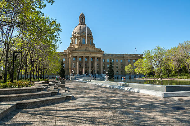 alberta legislatura edificio - canadian province fotografías e imágenes de stock