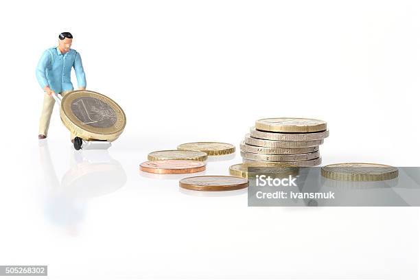 Trabajador En Miniatura De Unidades De Monedas En Euro Foto de stock y más banco de imágenes de Figurita