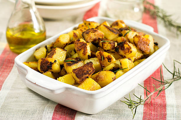 구운 마늘, 튀긴 감자와 rosemary - prepared potato oven roasted potatoes roasted 뉴스 사진 이미지