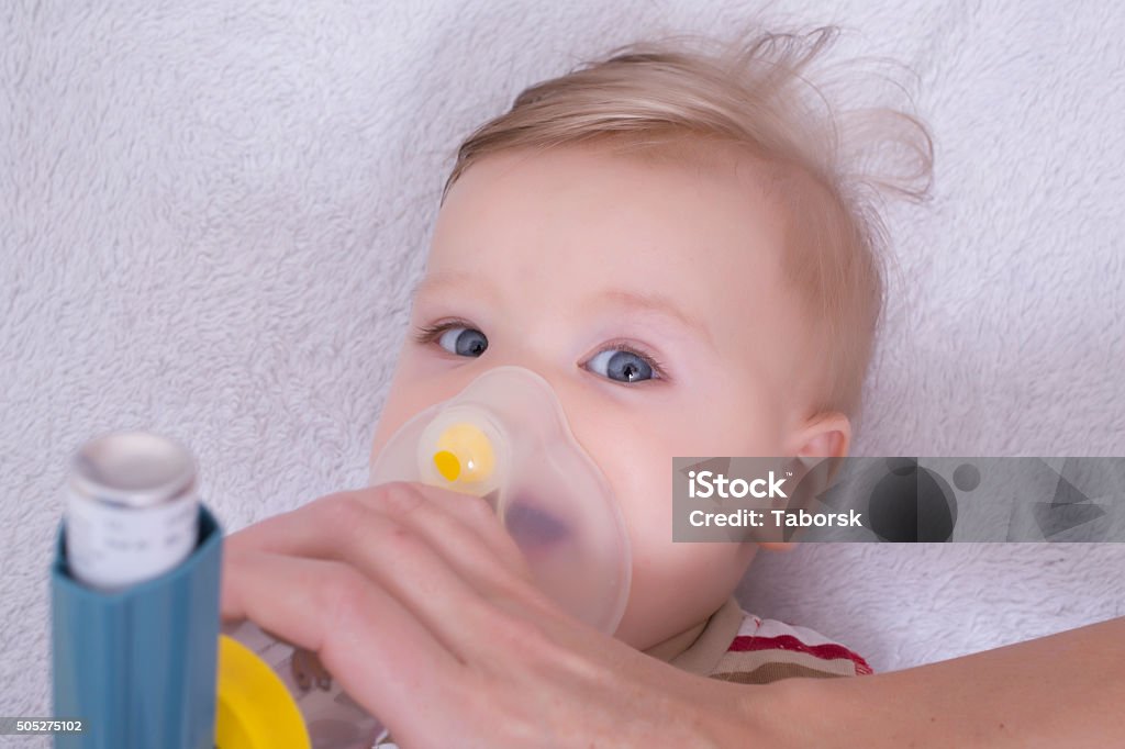 Bebê com asma inhalator - Foto de stock de Alergia royalty-free