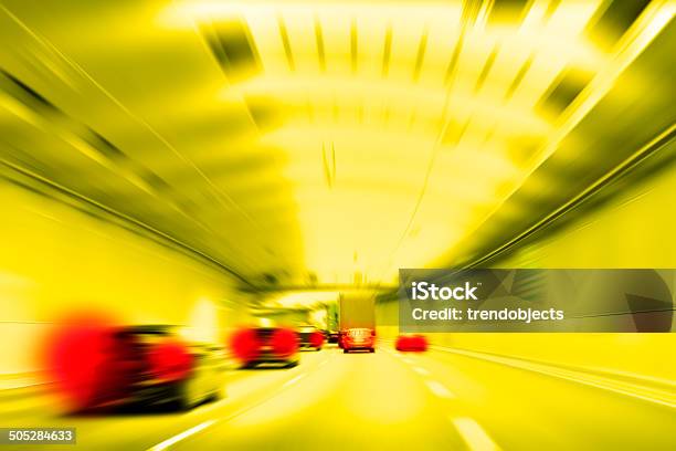 通勤車のトラフィックジャムで都会的な高速道路トンネル - まぶしいのストックフォトや画像を多数ご用意 - まぶしい, アウトバーン, イルミネーション