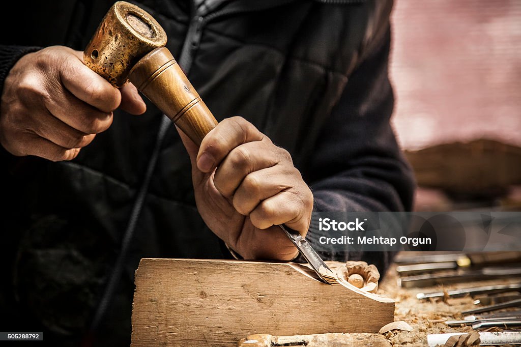 Graveur de travail en bois - Photo de Sculpter libre de droits