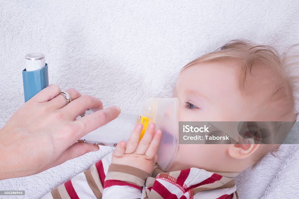 Bebê com asma inhalator - Foto de stock de Bebê royalty-free