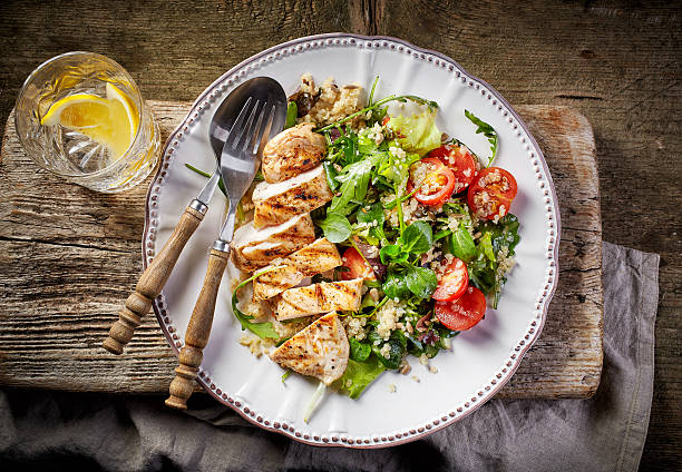 quinua y verduras, ensaladas y pollo a la parrilla - quinoa spoon wood photography fotografías e imágenes de stock