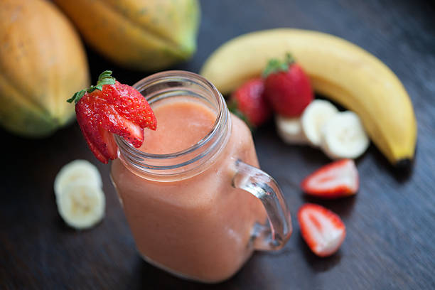 banane-smoothie à la fraise et à la papaye - cocktail à la fraise photos et images de collection