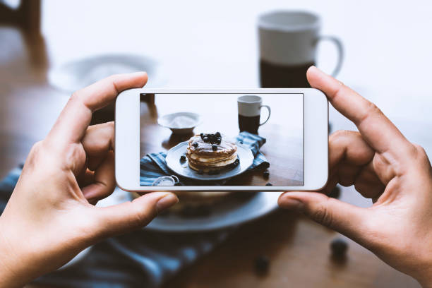 partager l'moment - pancake ready to eat equipment fruit photos et images de collection