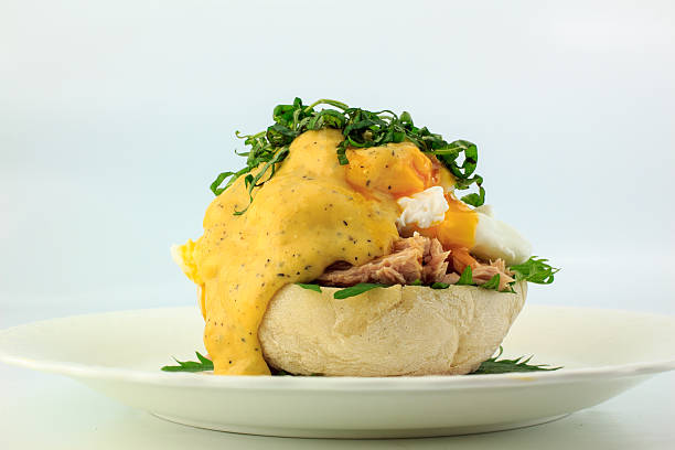 ポーチドエッグのトースト、イングリッシュマフィンホランデーズソース - poached egg ストックフォトと画像