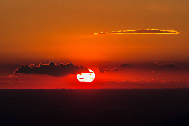 Nuvens dramáticas pôr-do-sol, cores de laranja - foto de acervo