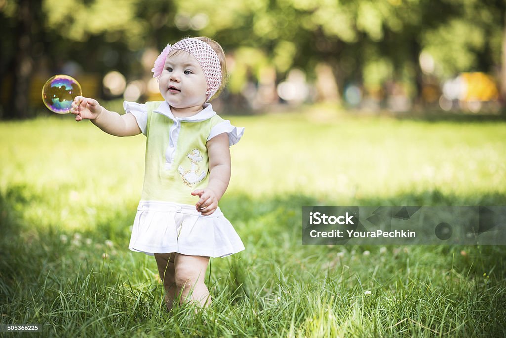 Baby spielt mit soap bubbles - Lizenzfrei Baby Stock-Foto