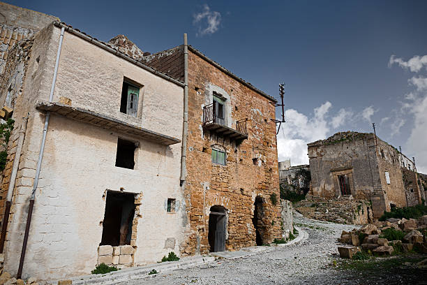 イタリアタウンた地震後の地球。 - poggioreale ストックフォトと画像