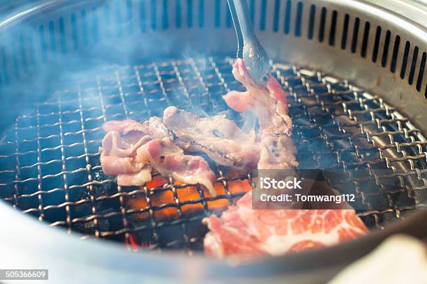 Nahaufnahme Von Fleisch Auf Dem Grill Oder Barbecue Mit Smog Stockfoto und mehr Bilder von Einzelner Gegenstand