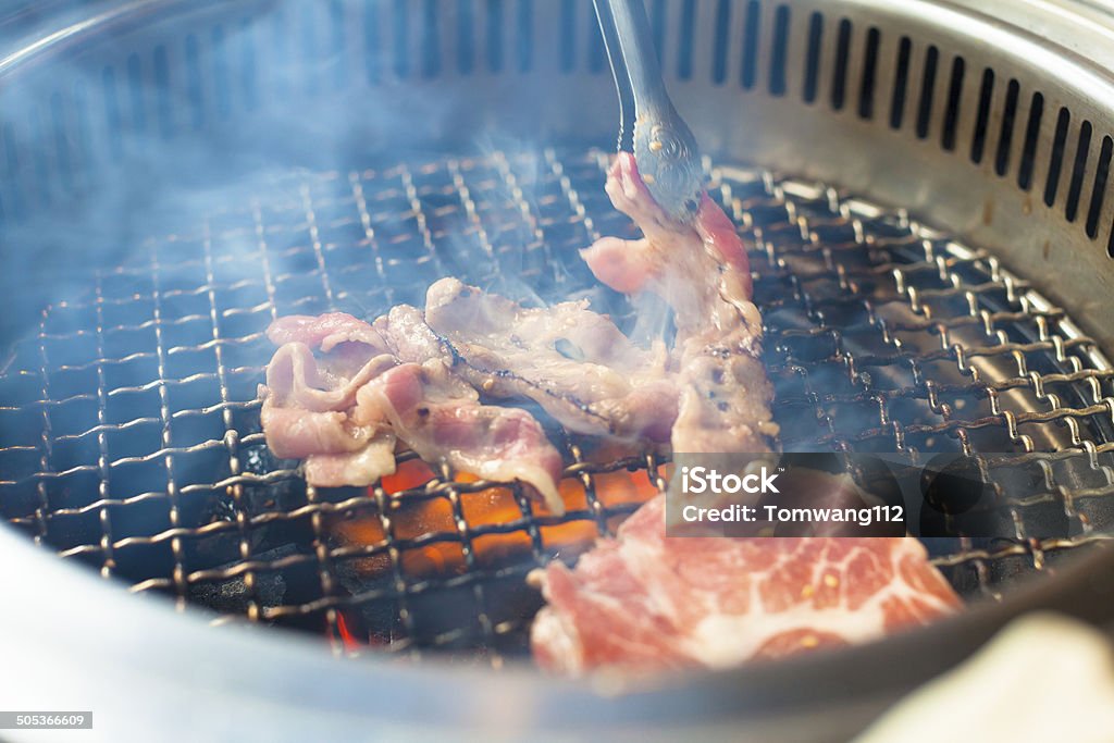 Detalhe de carne grelhada ou churrasco com fumaça - Foto de stock de Alimentação Saudável royalty-free