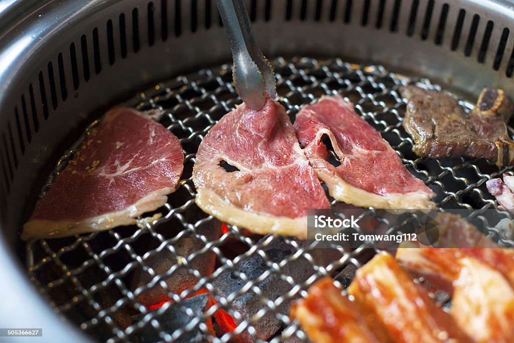 Zbliżenie mięsa na grilla grill lub - Zbiór zdjęć royalty-free (Barbecue)