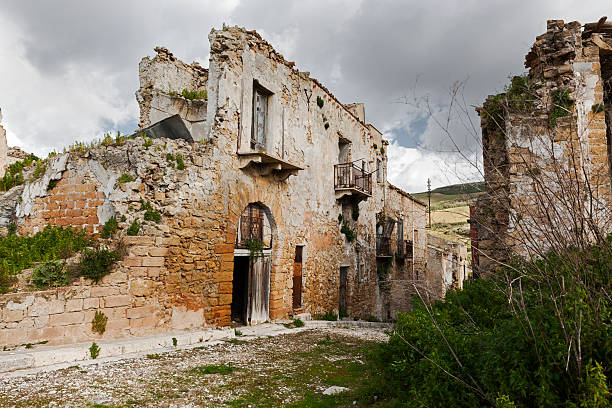 italian town opuszczony po ziemi quake. - poggioreale zdjęcia i obrazy z banku zdjęć