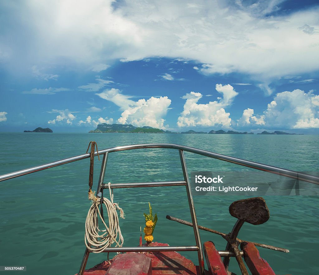 Spirale corda di ancoraggio sul fiocco di traghetto in direzione di Samui - Foto stock royalty-free di Affari