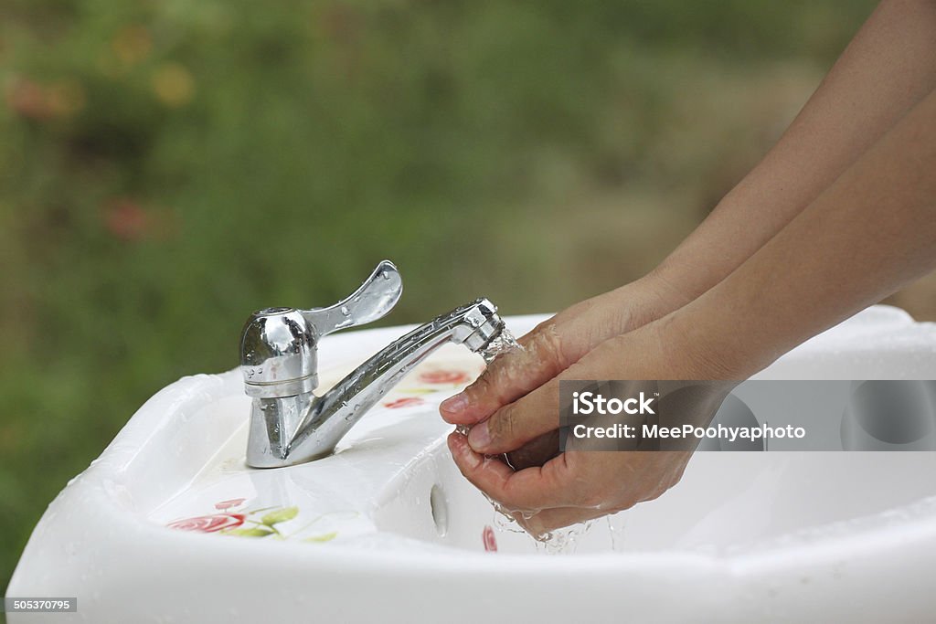 Donna mani sono lavati. - Foto stock royalty-free di Acqua