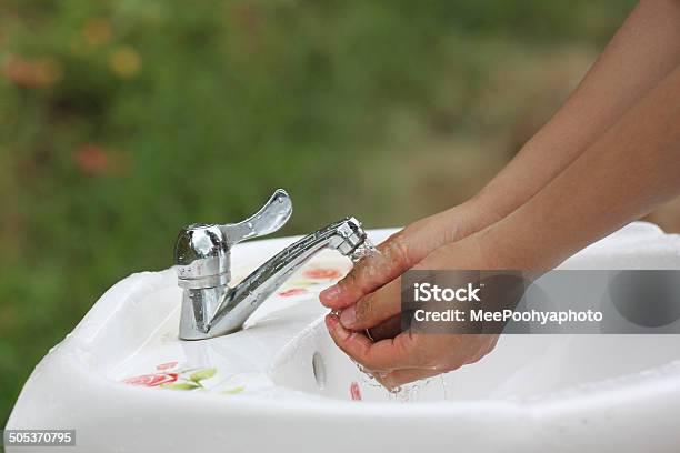 Donna Mani Sono Lavati - Fotografie stock e altre immagini di Acqua - Acqua, Adulto, Attrezzatura