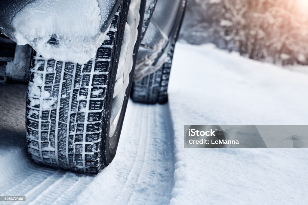 Nahaufnahme von Auto Reifen im winter - Lizenzfrei Reifen Stock-Foto