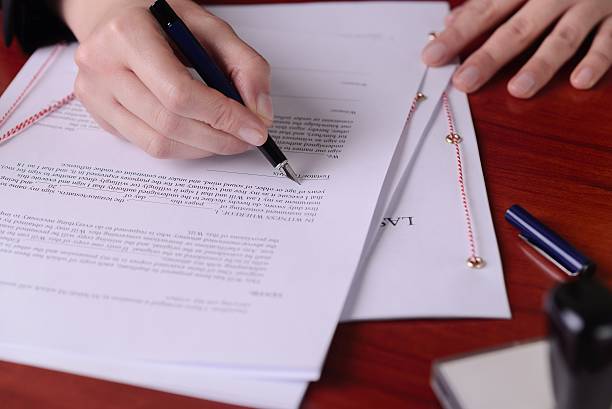 closeup of a hand signing a last will by  pen. - steno stok fotoğraflar ve resimler
