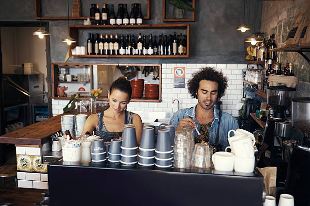 baristas a fazer o que fazem melhor - coffee serving cafeteria worker checkout counter imagens e fotografias de stock