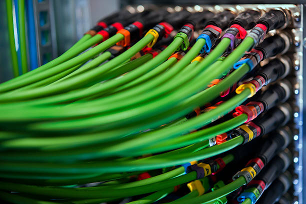 緑色のワイヤを接続し、ネットワークサーバ - cable network server network connection plug green ストックフォトと画像