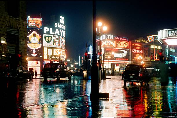 londres, piccadilly circus ii - nightlife city night rain fotografías e imágenes de stock