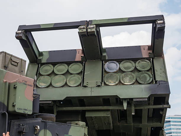 Militares MLRS Dispositivo de Lançamento de Foguetes - foto de acervo