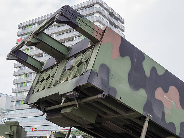 militar mlrs lança-foguete - mlrs imagens e fotografias de stock