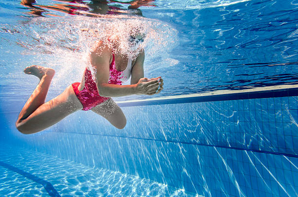 estilo de natación en la piscina - braza fotografías e imágenes de stock