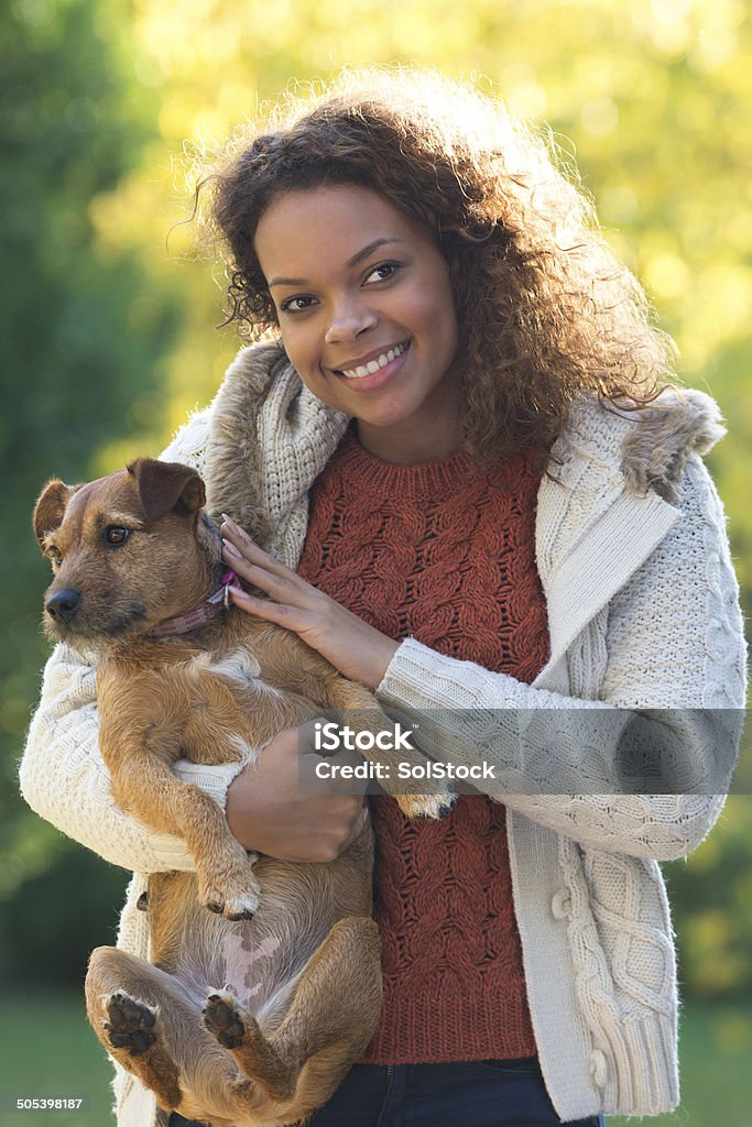 Retrato de joven mujer asiática y su perro - Foto de stock de 20 a 29 años libre de derechos