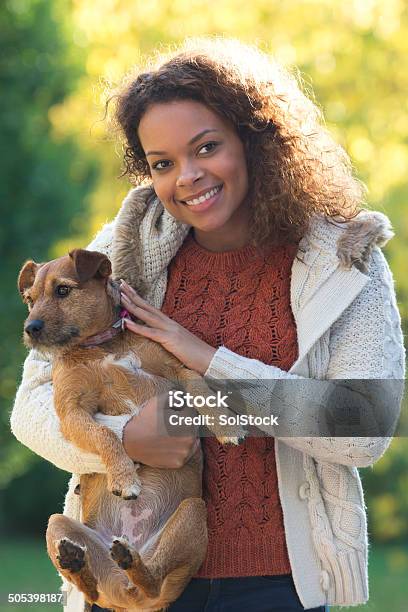 Retrato De Joven Mujer Asiática Y Su Perro Foto de stock y más banco de imágenes de 20 a 29 años - 20 a 29 años, 20-24 años, Adulto